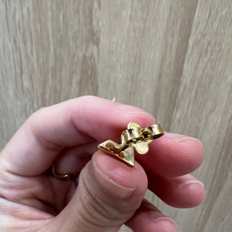 LV 金色Essential V字耳針式耳環M68153-9