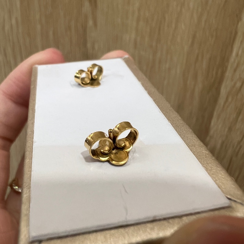 LV 金色Essential V字耳針式耳環M68153-10