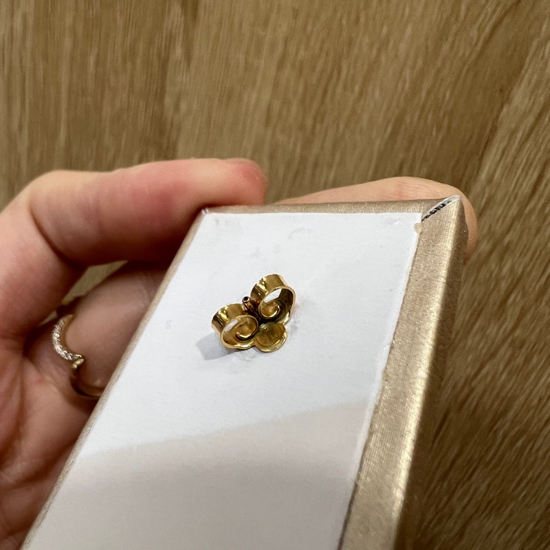 LV 金色Essential V字耳針式耳環M68153-11