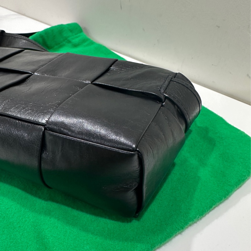 BV Cassette 黑色油蠟皮斜腰包-7