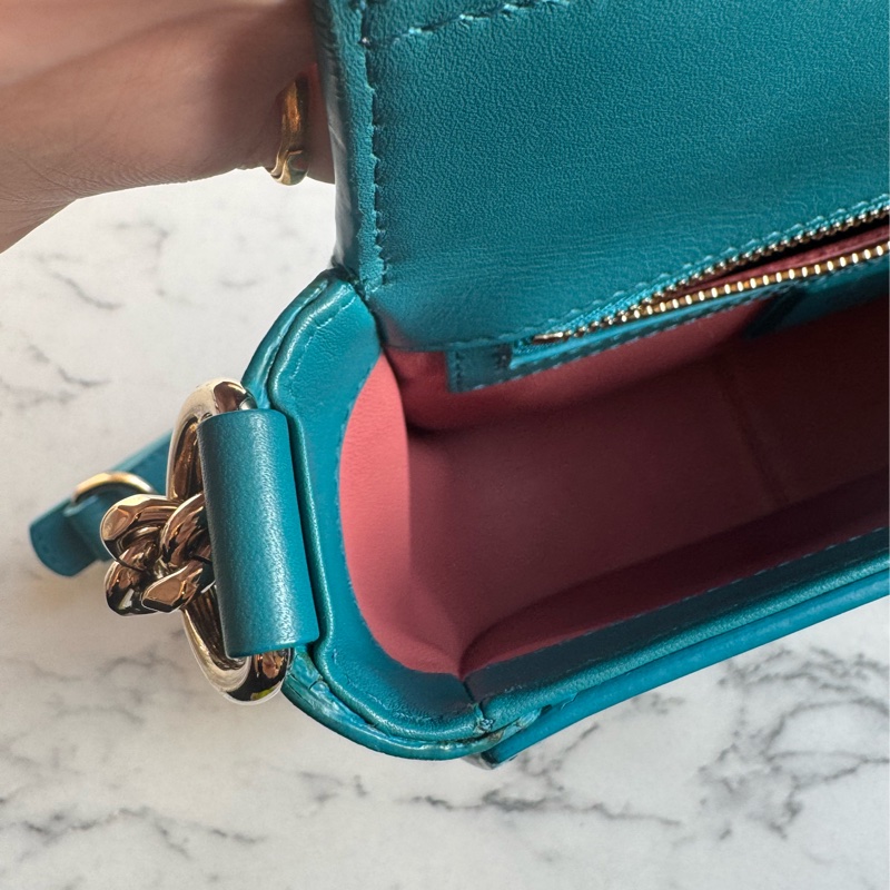 Bvlgari藍綠色扇形logo斜背包-26