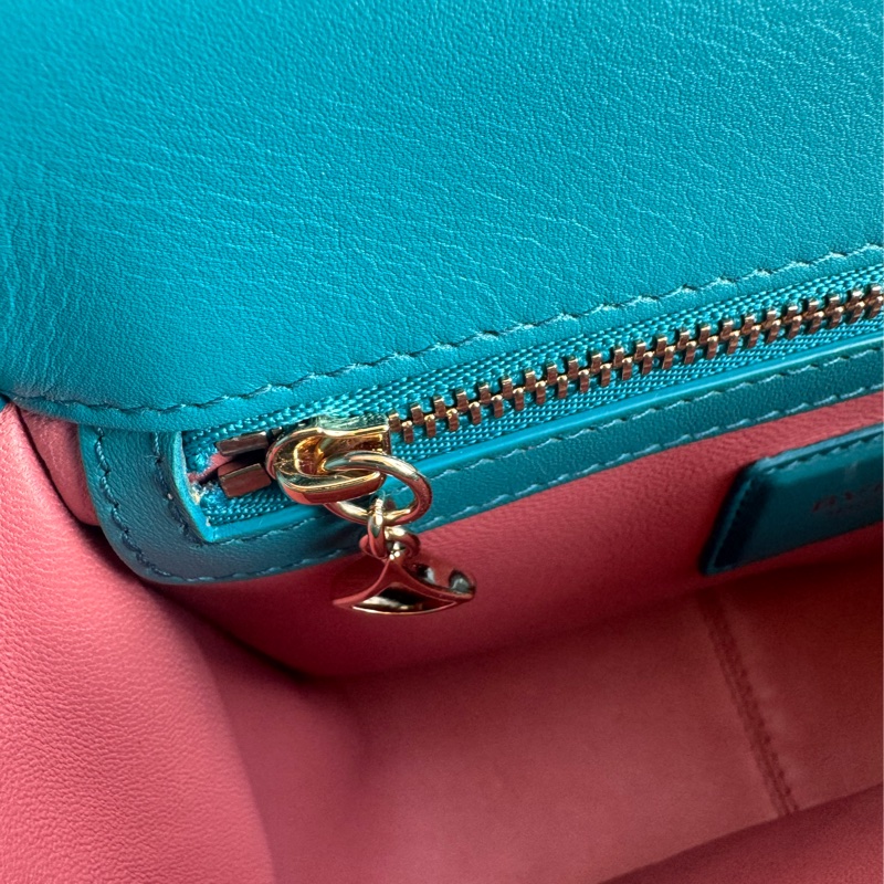 Bvlgari藍綠色扇形logo斜背包-41