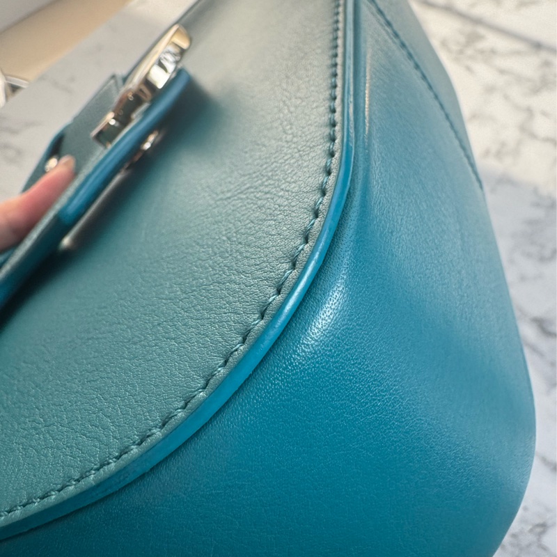 Bvlgari藍綠色扇形logo斜背包-33