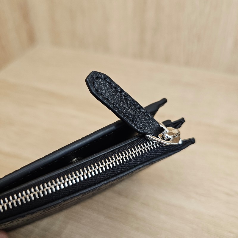 [甜價出❣️] Gucci 雙G滿版壓紋對釦短夾-12