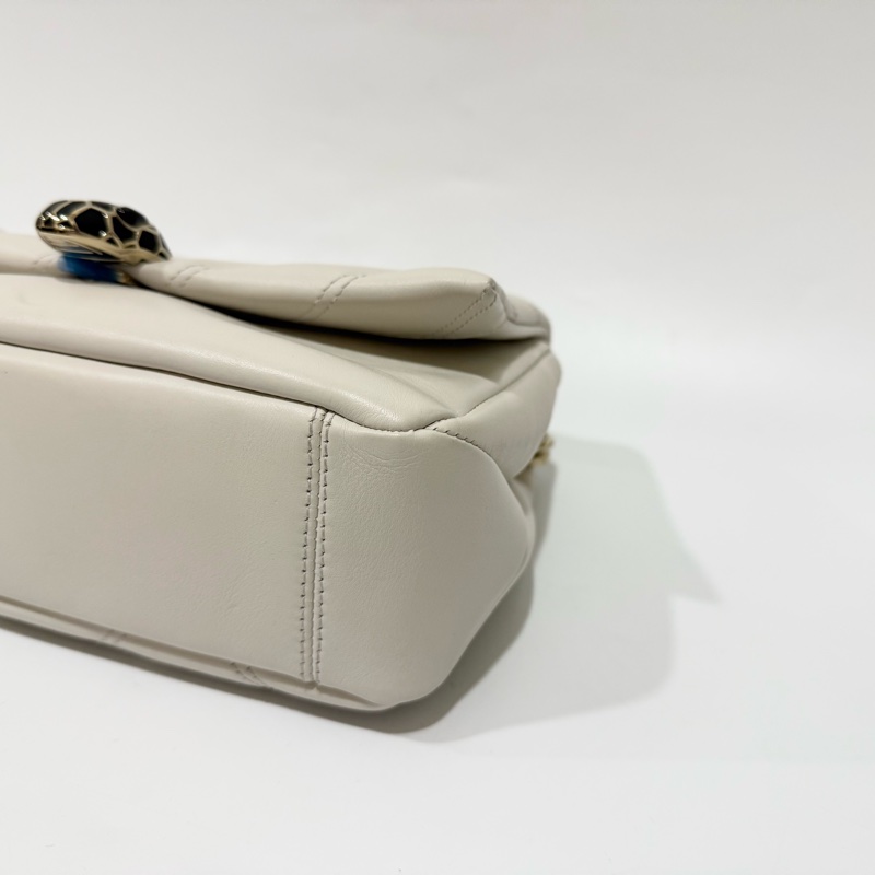 BVLGARI白色絎縫小牛皮Serpenti Cabochon蛇頭側背包287993-17