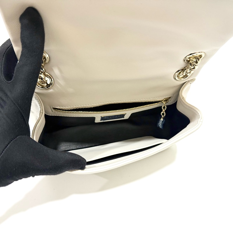 BVLGARI白色絎縫小牛皮Serpenti Cabochon蛇頭側背包287993-11