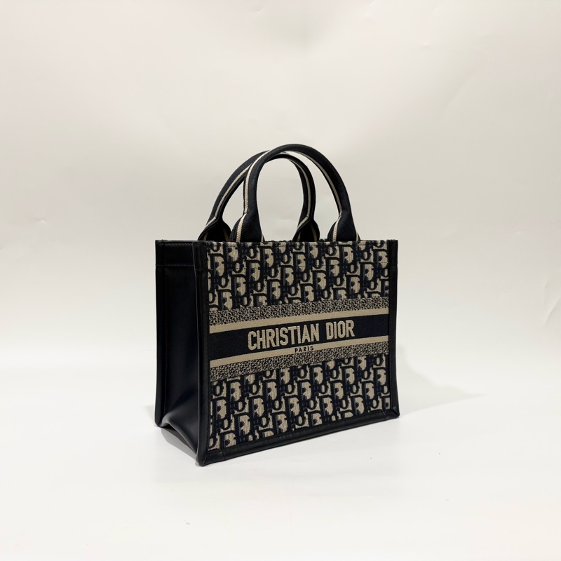 Dior 藍緹花刺繡小號Book Tote背帶款M1325CZBB_M928-3