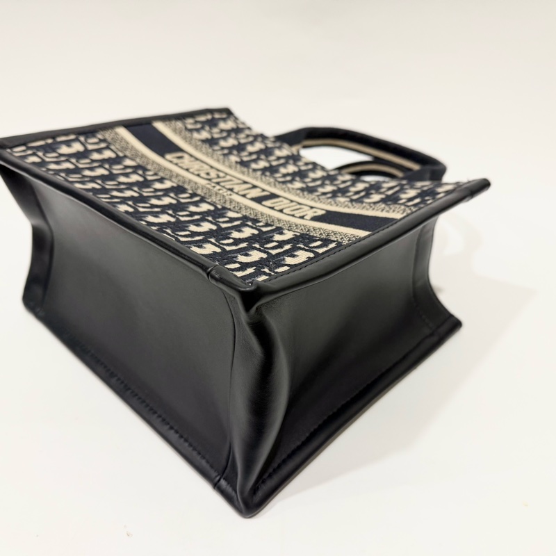 Dior 藍緹花刺繡小號Book Tote背帶款M1325CZBB_M928-5