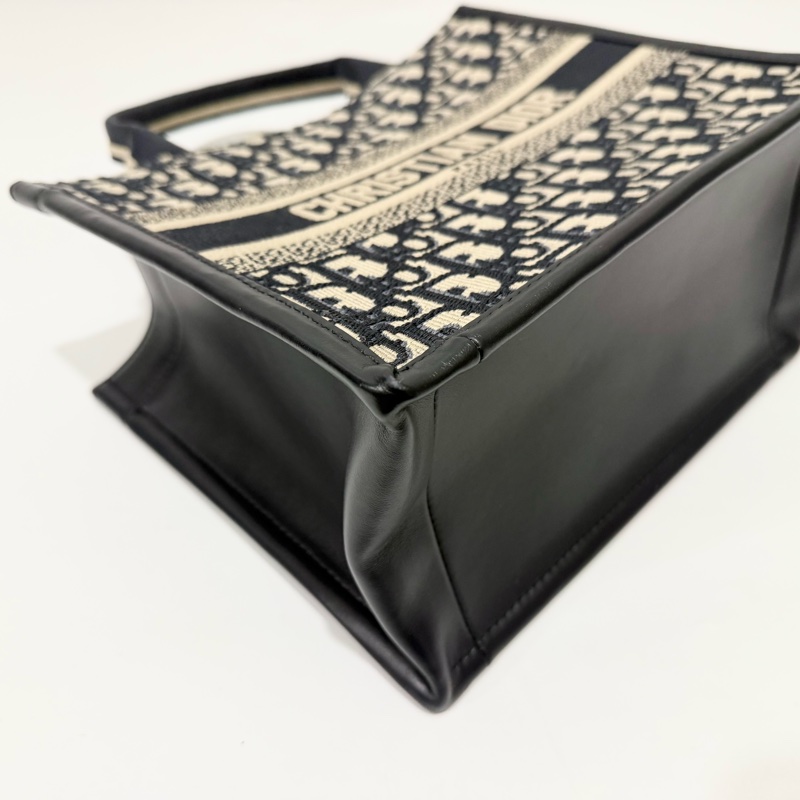 Dior 藍緹花刺繡小號Book Tote背帶款M1325CZBB_M928-6