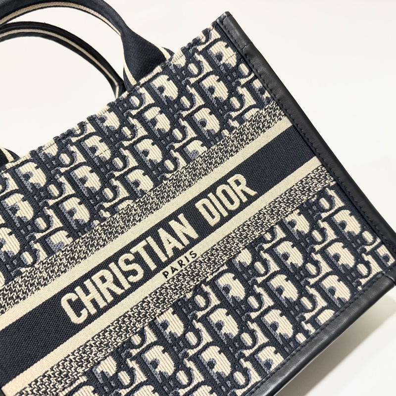 Dior 藍緹花刺繡小號Book Tote背帶款M1325CZBB_M928-7