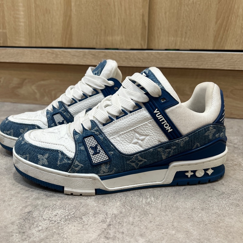 LV 白牛皮壓紋丹寧Trainer運動鞋-1