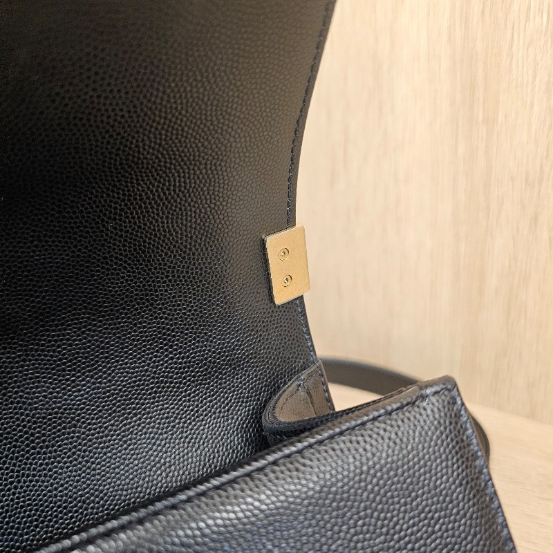 Chanel香奈兒黑荔枝皮金釦Boy25肩斜背包-14