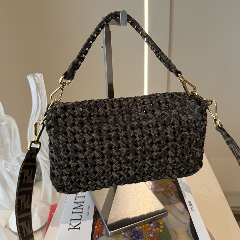 FENDI 簍空編織法棍包baguette 芬迪-1