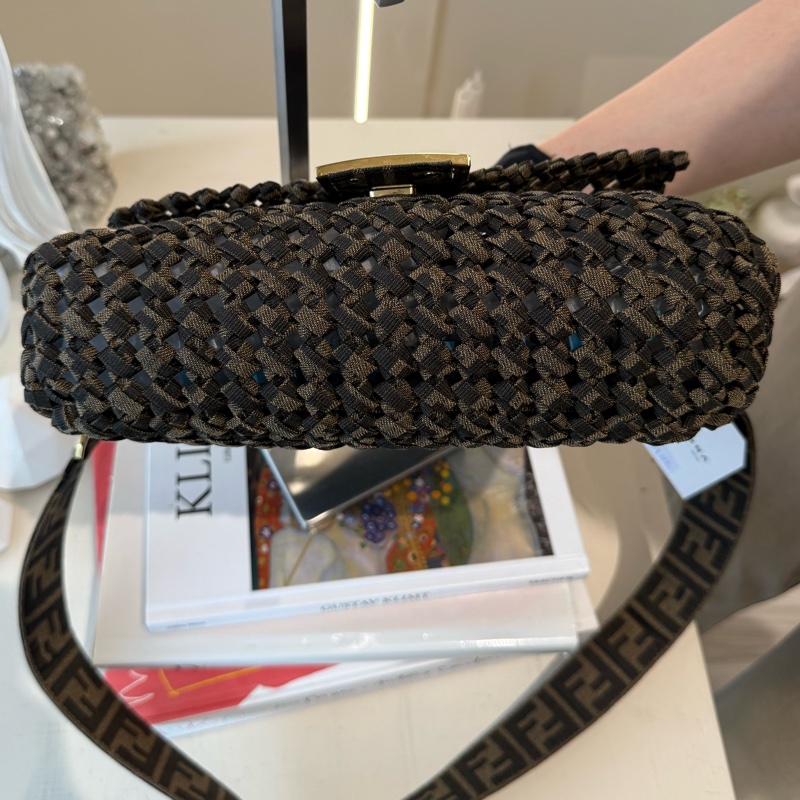FENDI 簍空編織法棍包baguette 芬迪-3