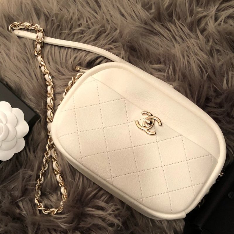 CHANEL 白色金扣菱格紋肩背斜背相機包 22*17*6 98新配件塵袋保卡-0