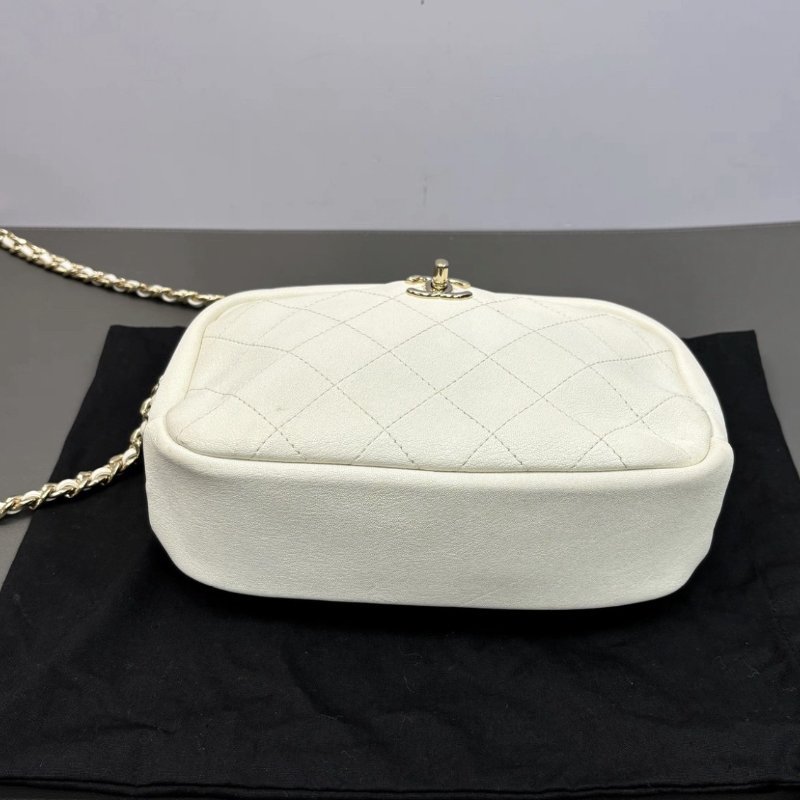 CHANEL 白色金扣菱格紋肩背斜背相機包 22*17*6 98新配件塵袋保卡-4