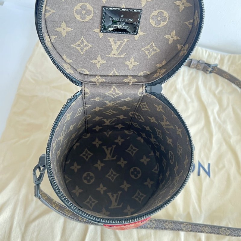 LV 漆皮發財桶手提斜背包 芯片款 15*17*14 99新配件塵袋-1