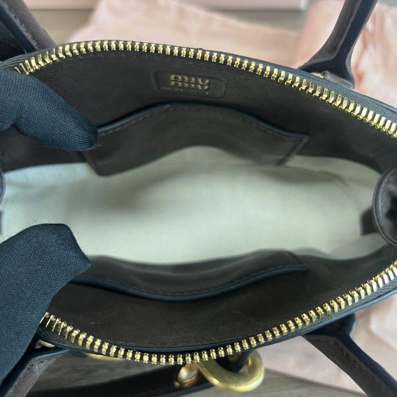 MIUMIU 石楠木壓紋刻字保齡球mini 21*13.2*8 全新閒置配件盒子塵袋-1