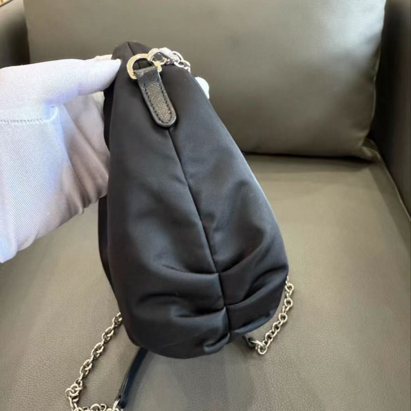 Prada Re-Edition 2006 hobo 雲朵餃子包 98新 配件塵袋-4