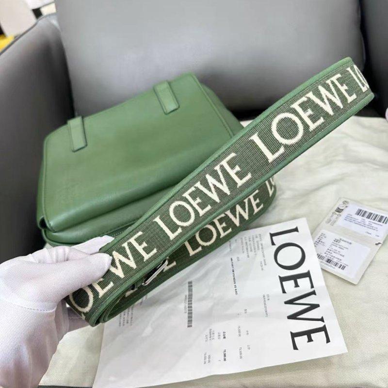Loewe 綠色郵差包 全新閒置 配件齊全-1
