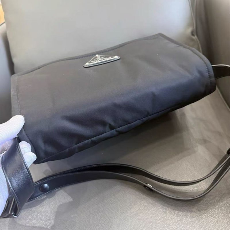 PRADA cini三角標中號郵差包 新款 尺寸29X20 97新 配件塵袋-1