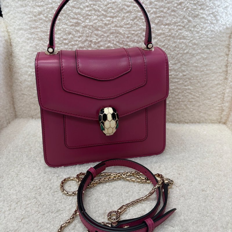 ✨BVLGARI 玫紅色蛇頭風琴斜背包 98新 配件塵袋-0