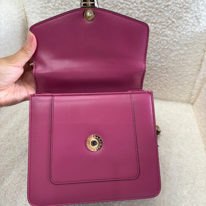 ✨BVLGARI 玫紅色蛇頭風琴斜背包 98新 配件塵袋-1