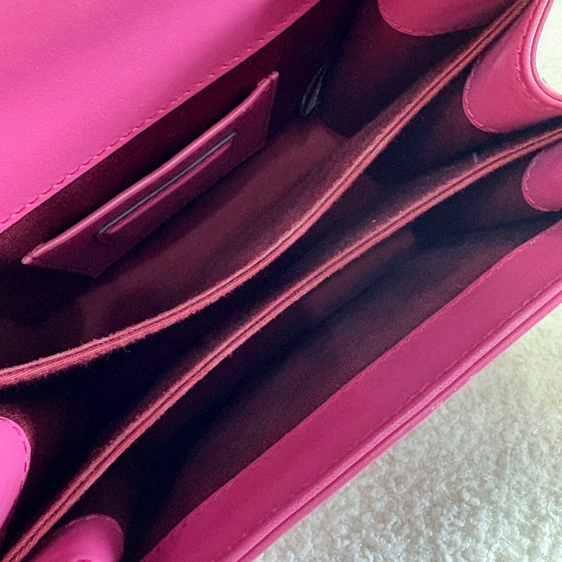 ✨BVLGARI 玫紅色蛇頭風琴斜背包 98新 配件塵袋-2