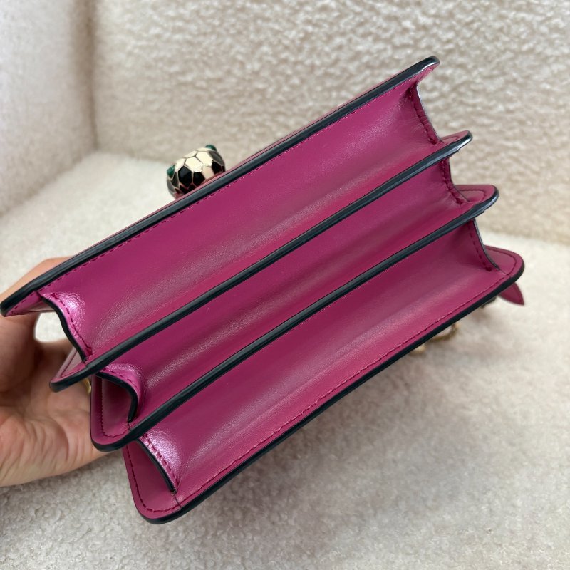 ✨BVLGARI 玫紅色蛇頭風琴斜背包 98新 配件塵袋-6