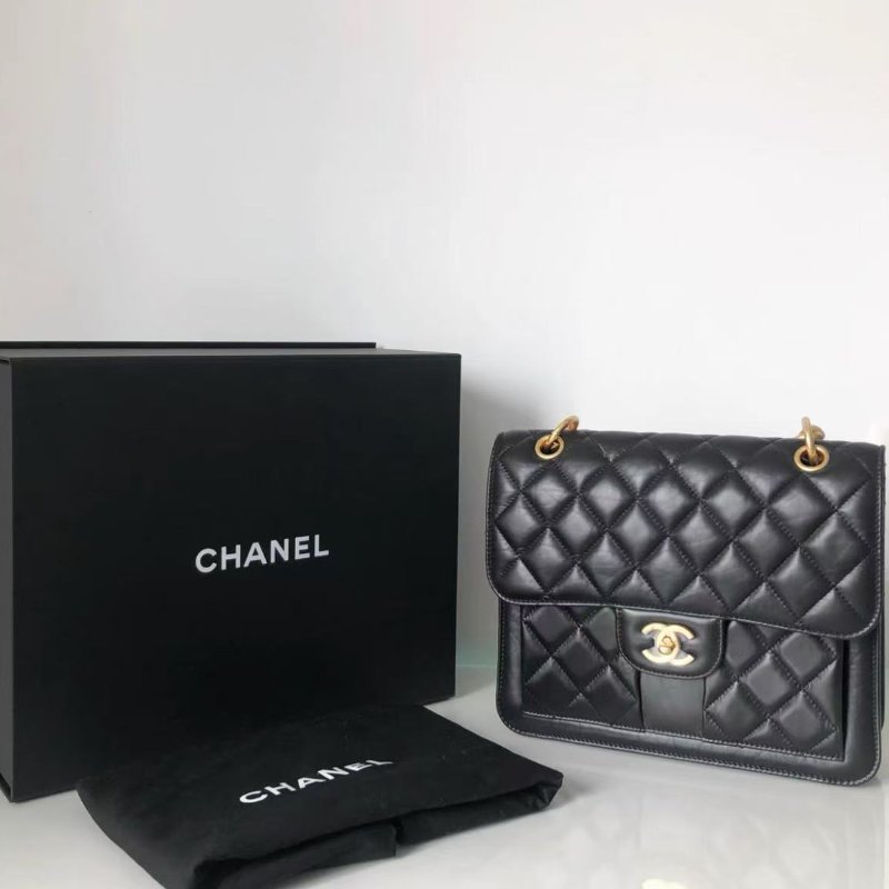 Chanel 23S 黑金牛皮翻蓋後背包書包，最新芯片款 全新配件塵袋盒子-3
