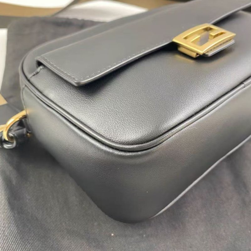 FENDI Baguette 黑色相機包18.5 x 7 x 13 99新 配件塵袋-3