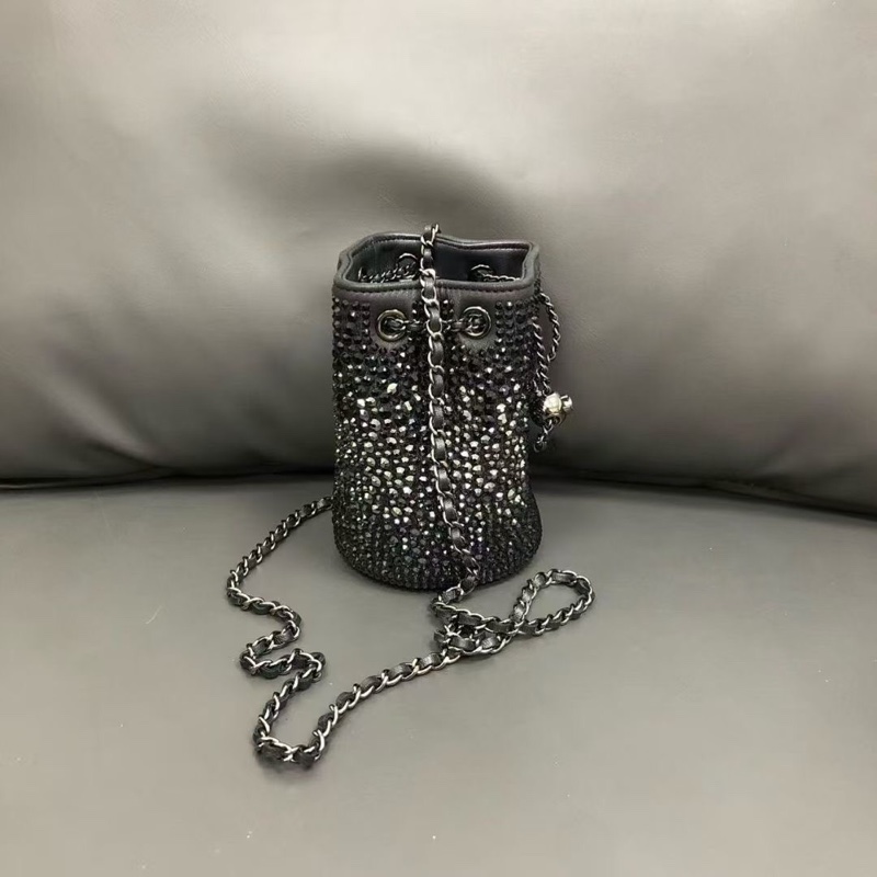 Chanel 21B 秀款限量 mini抽繩 滿鑽水桶包,整包水鑽鑲嵌bingbing閃 尺寸12.5*9*9 無卡31開 極品成色-1