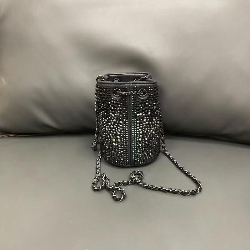 Chanel 21B 秀款限量 mini抽繩 滿鑽水桶包,整包水鑽鑲嵌bingbing閃 尺寸12.5*9*9 無卡31開 極品成色-3