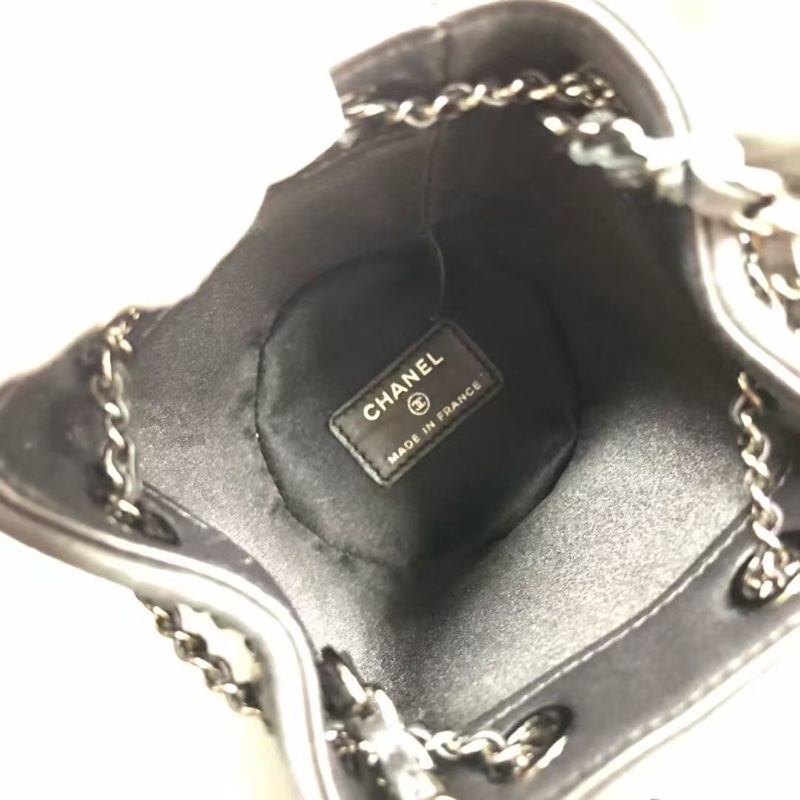 Chanel 21B 秀款限量 mini抽繩 滿鑽水桶包,整包水鑽鑲嵌bingbing閃 尺寸12.5*9*9 無卡31開 極品成色-4