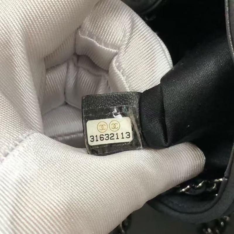 Chanel 21B 秀款限量 mini抽繩 滿鑽水桶包,整包水鑽鑲嵌bingbing閃 尺寸12.5*9*9 無卡31開 極品成色-5