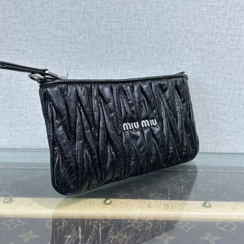 ✨ MIUMIU 黑銀油蠟皺褶三合一斜背包 21*11.5 98新 配件塵袋-1