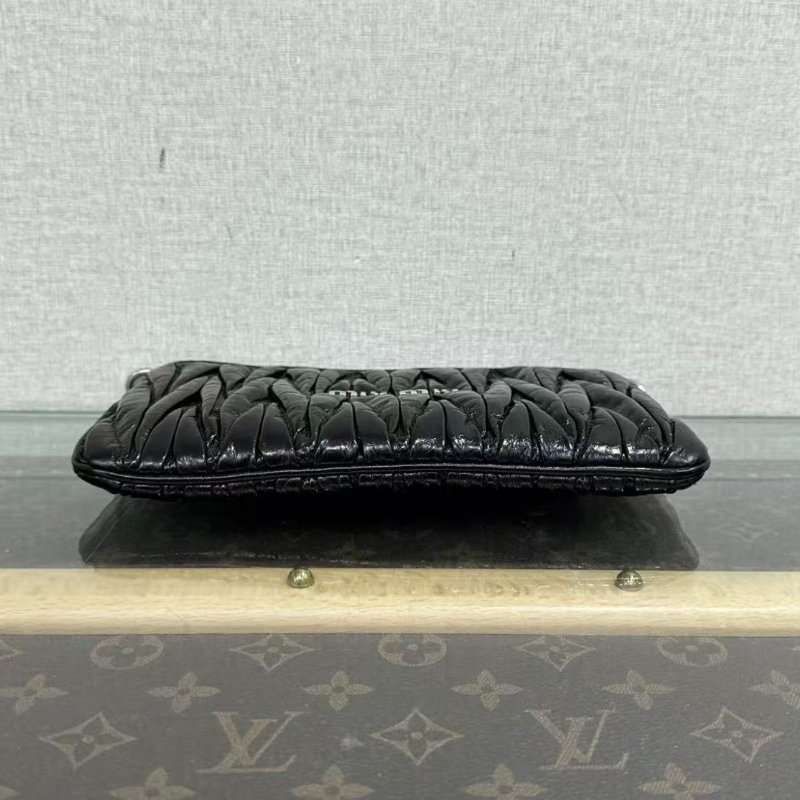 ✨ MIUMIU 黑銀油蠟皺褶三合一斜背包 21*11.5 98新 配件塵袋-3