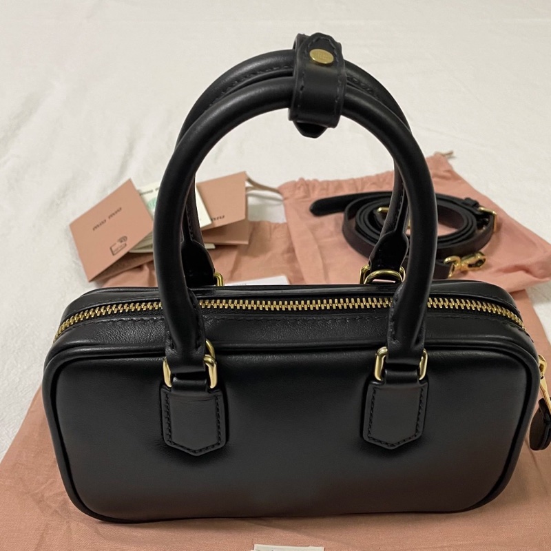 全新！Miumiu arcadie 迷你保齡球包 黑金 mini-2