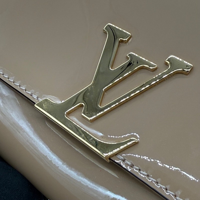 LV 裸粉色 漆皮手拿包-4