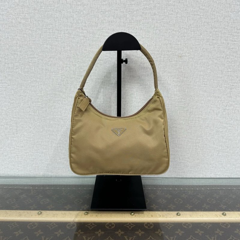 PRADA 銀扣尼龍三角標手提腋下hobo包 22*16*6 98新配件塵袋-0