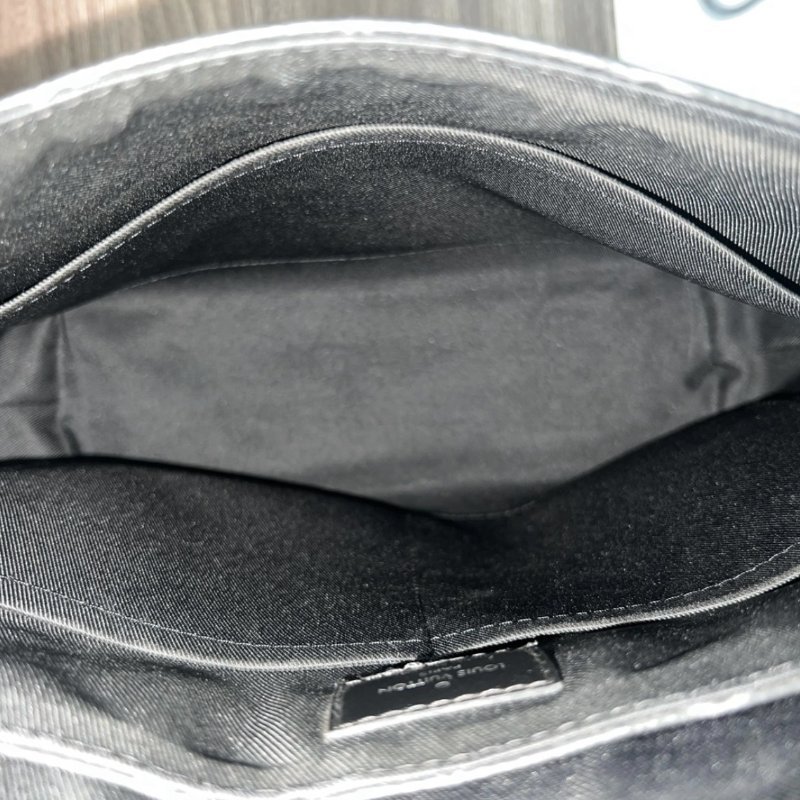LV 黑武士銀扣郵差黑花肩背斜背包 25*23*9 99新配件塵袋-2