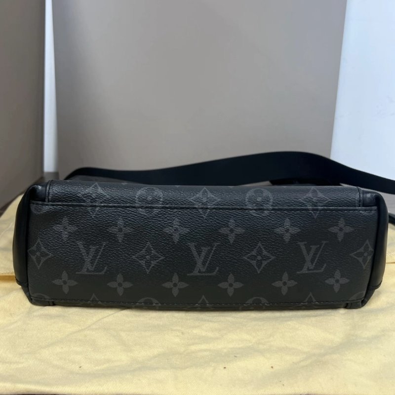 LV 黑武士銀扣郵差黑花肩背斜背包 25*23*9 99新配件塵袋-4