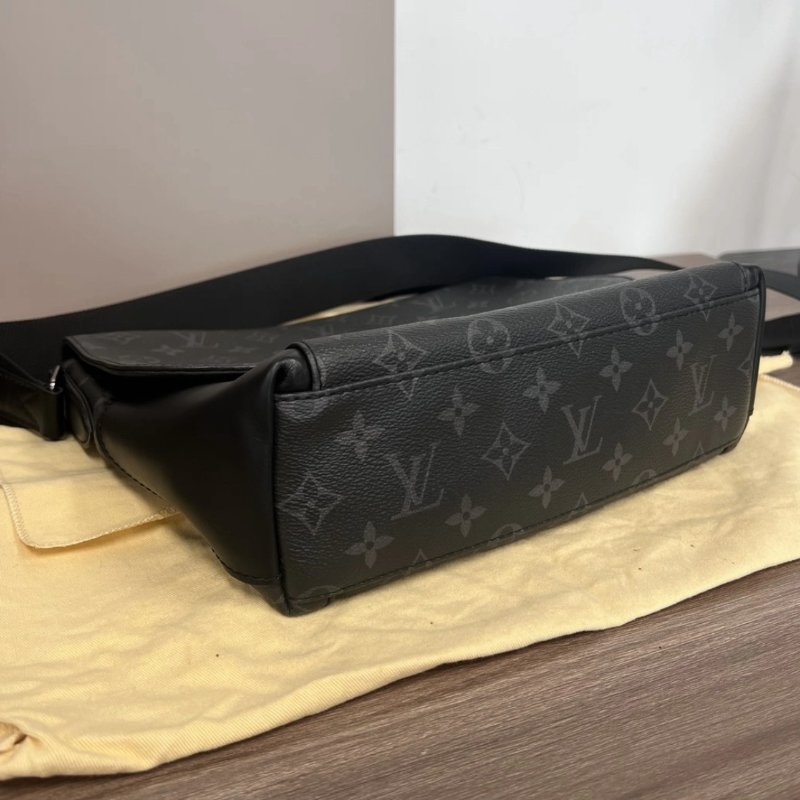 LV 黑武士銀扣郵差黑花肩背斜背包 25*23*9 99新配件塵袋-5