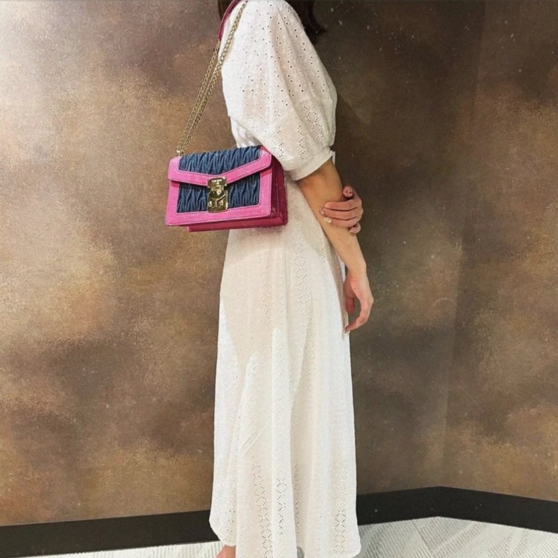 MIUMIU 牛仔拼粉色金扣皺摺肩背斜背包 22*14*7 99新配件塵袋-0