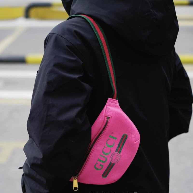 GUCCI 枚紅色金扣logo腰包胸包 98新27*13-0