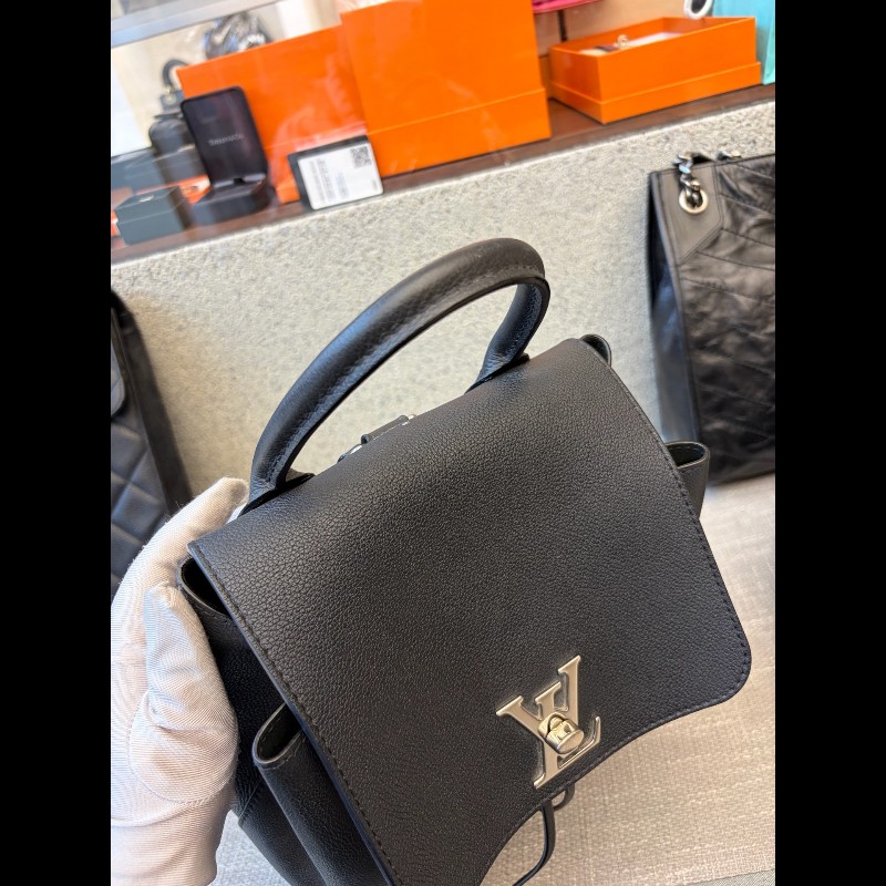 LV路易威登Lockme黑銀牛皮荔枝紋雙肩包 後背包 尺寸21×26cm-18