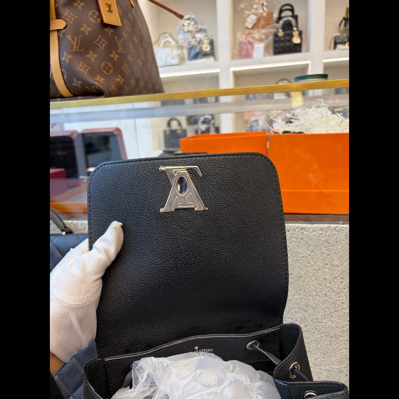 LV路易威登Lockme黑銀牛皮荔枝紋雙肩包 後背包 尺寸21×26cm-19