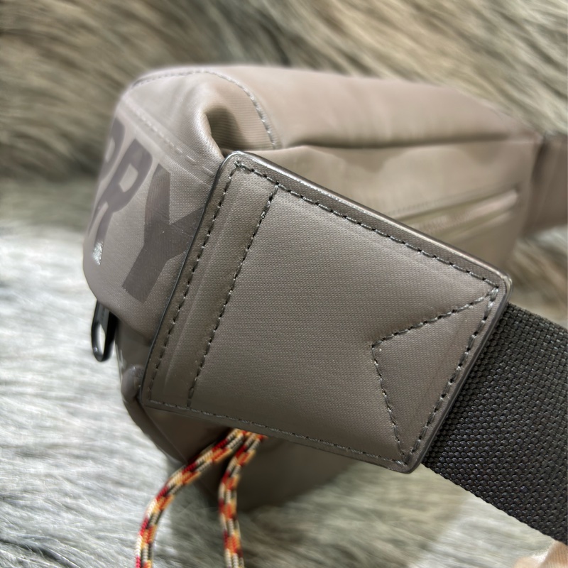BURBERRY 8036555 TB 防水帆布 logo 字母 肩背包 腰包 胸口包 斜背包 霹靂包 超新-20