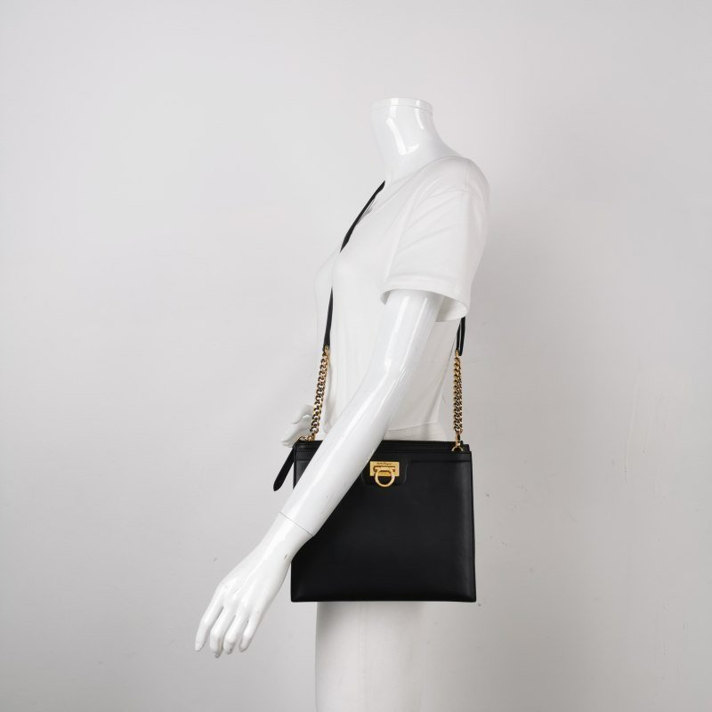 Salvatore Ferragamo Gancini 系列 牛皮 純色 斜背包-1