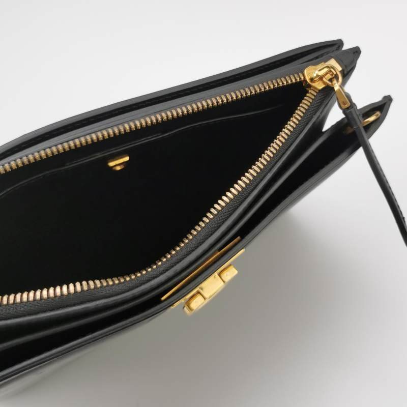 Salvatore Ferragamo Gancini 系列 牛皮 純色 斜背包-6